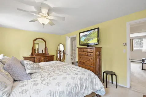 9 Oakridge Drive Londonderry NH 03053