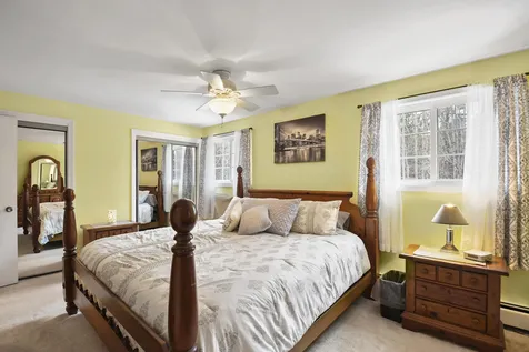 9 Oakridge Drive Londonderry NH 03053