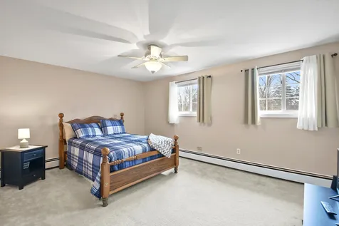 9 Oakridge Drive Londonderry NH 03053