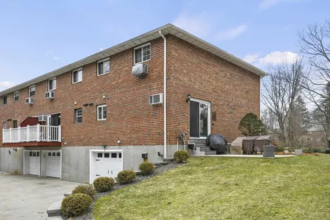 9 Oakridge Drive Londonderry NH 03053
