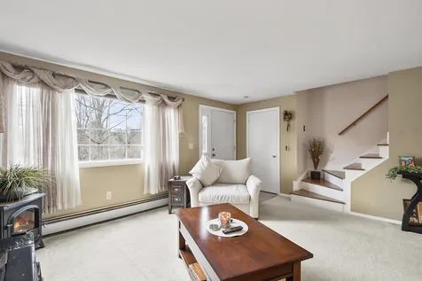 9 Oakridge Drive Londonderry NH 03053