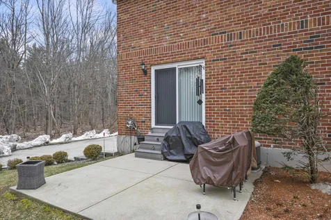 9 Oakridge Drive Londonderry NH 03053