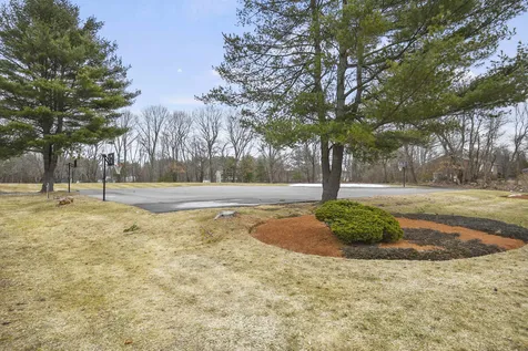 9 Oakridge Drive Londonderry NH 03053