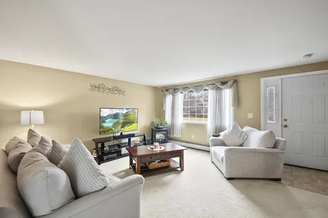 9 Oakridge Drive Londonderry NH 03053