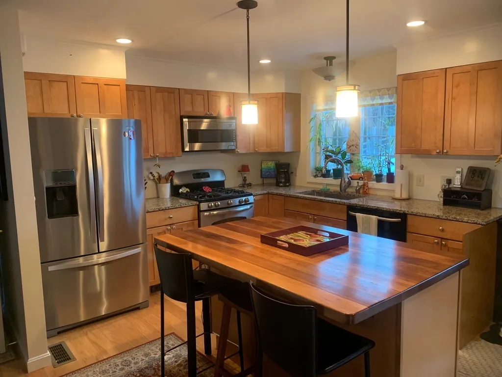 33 Maple Street Sunapee NH 03782