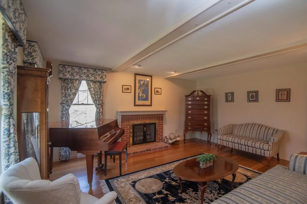 10 Applewood Road Pelham NH 03076