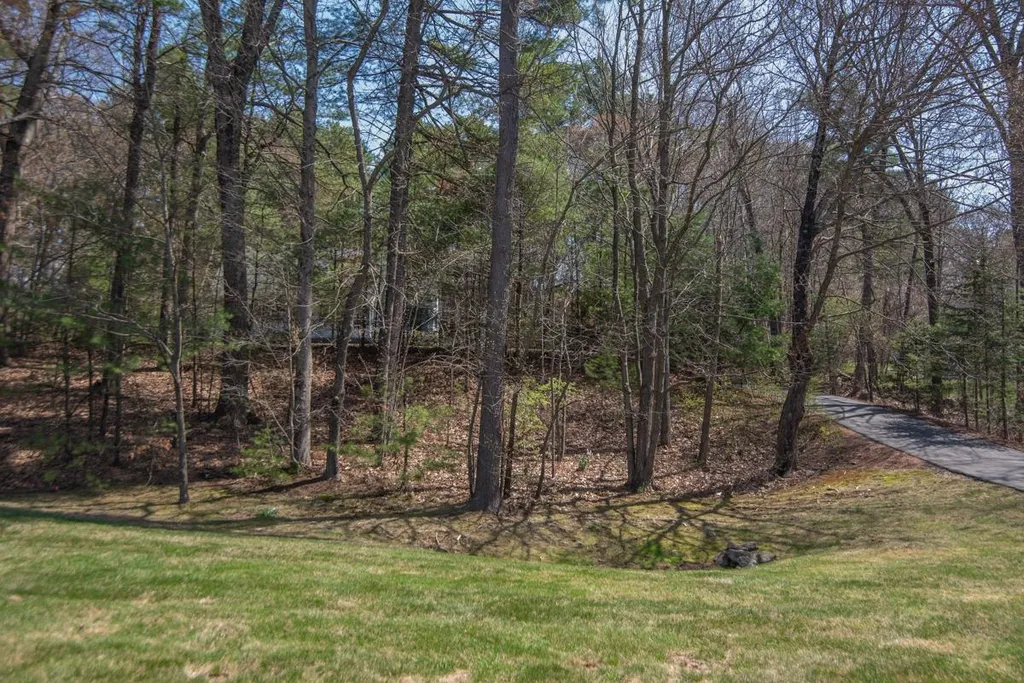 10 Applewood Road Pelham NH 03076
