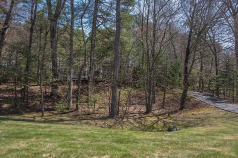10 Applewood Road Pelham NH 03076