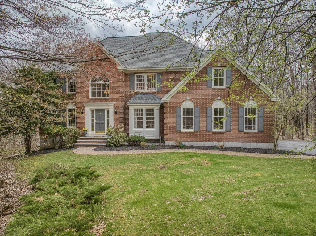 17 Catesby Lane Bedford NH 03110