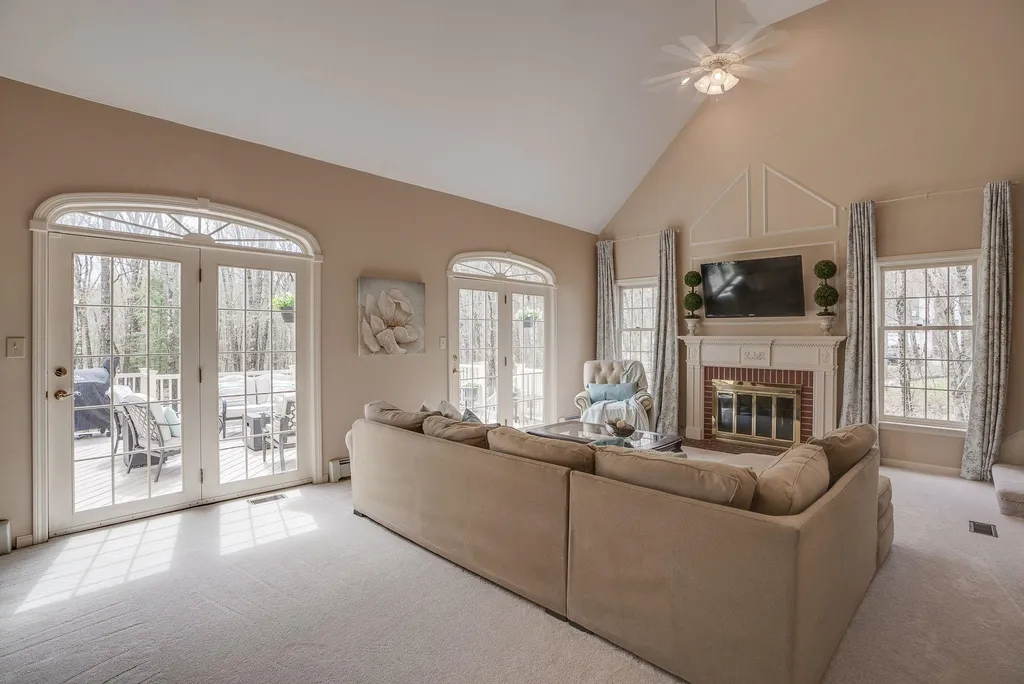 17 Catesby Lane Bedford NH 03110