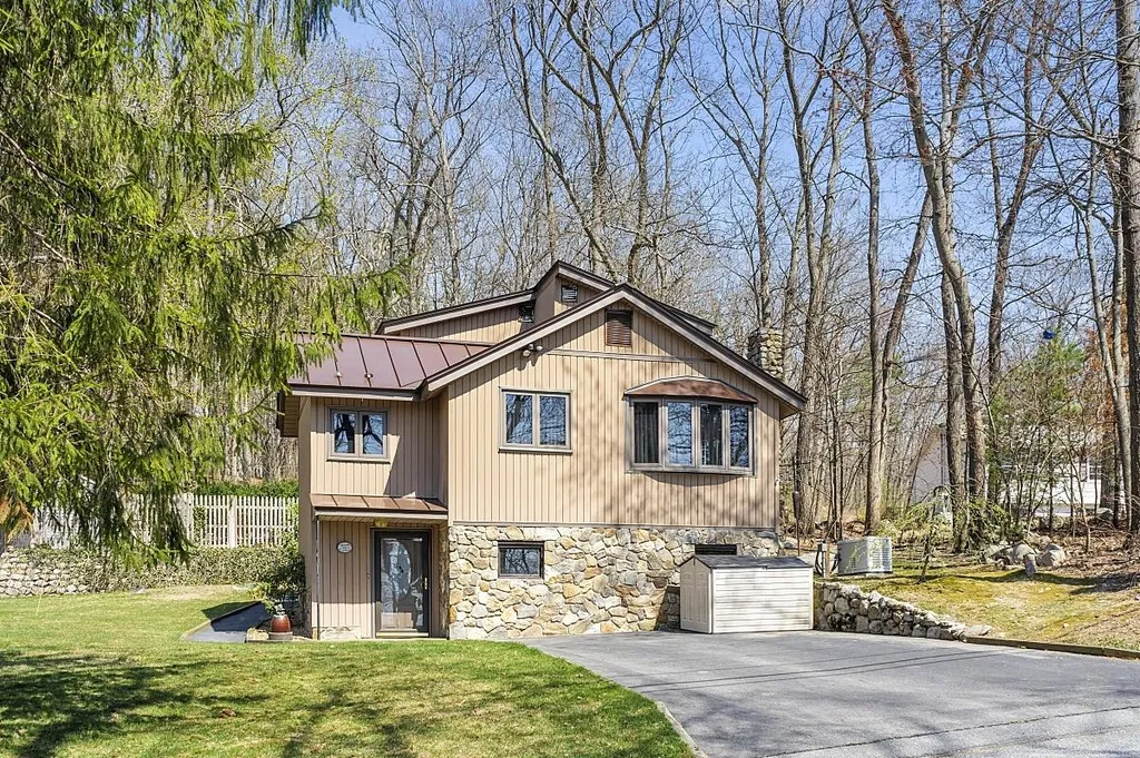 68 Honor Roll Road Pelham NH 03076