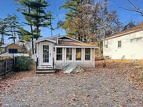 10 9th Street Kingston NH 03848