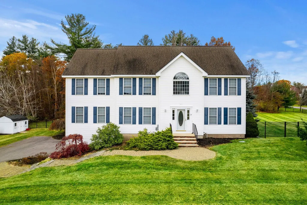 15 Bunker Hill Drive Londonderry NH 03053