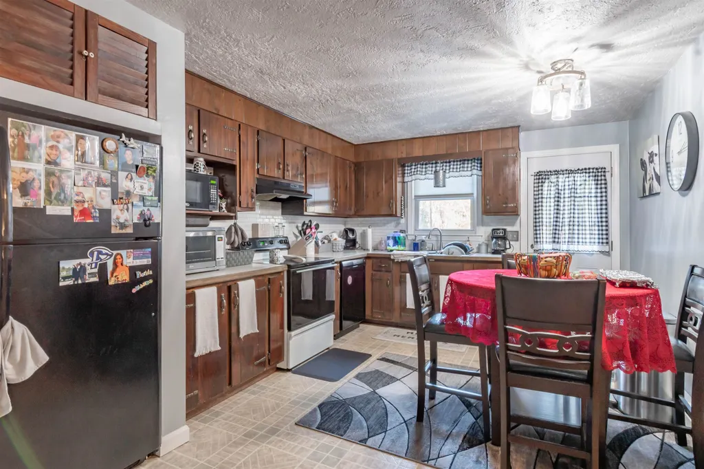 1102 Mammoth Road Pelham NH 03076