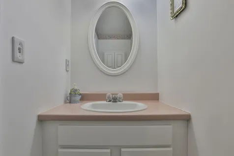 1 Canter Court Nashua NH 03063