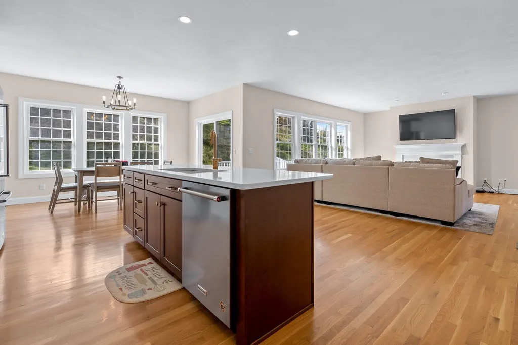 143 Brookview Drive Hooksett NH 03106