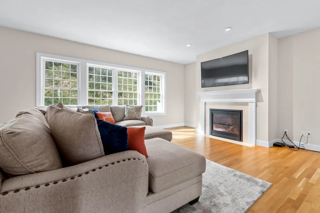 143 Brookview Drive Hooksett NH 03106