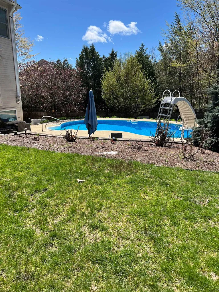 18 Millstone Terrace Bedford NH 03110
