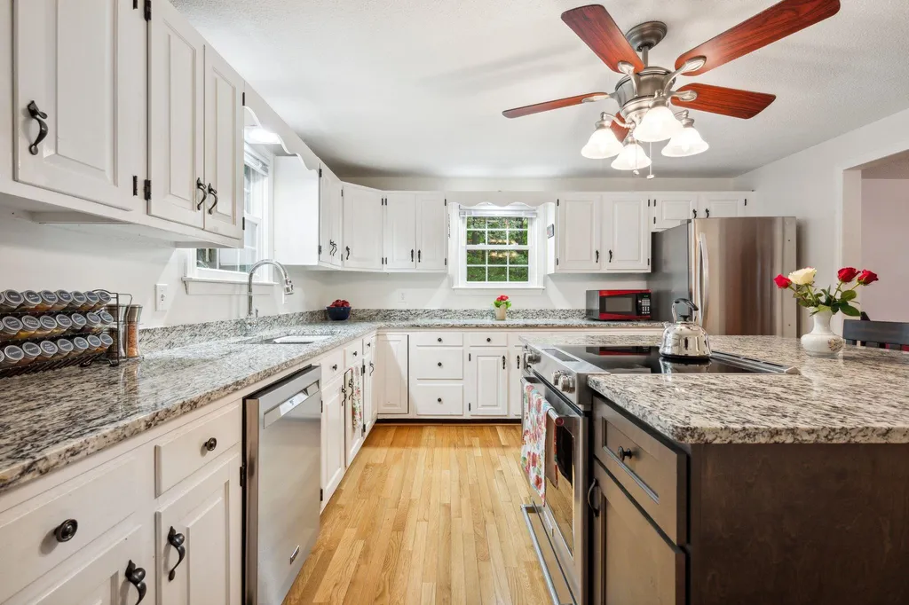 28 Pinnacle Street Hooksett NH 03106