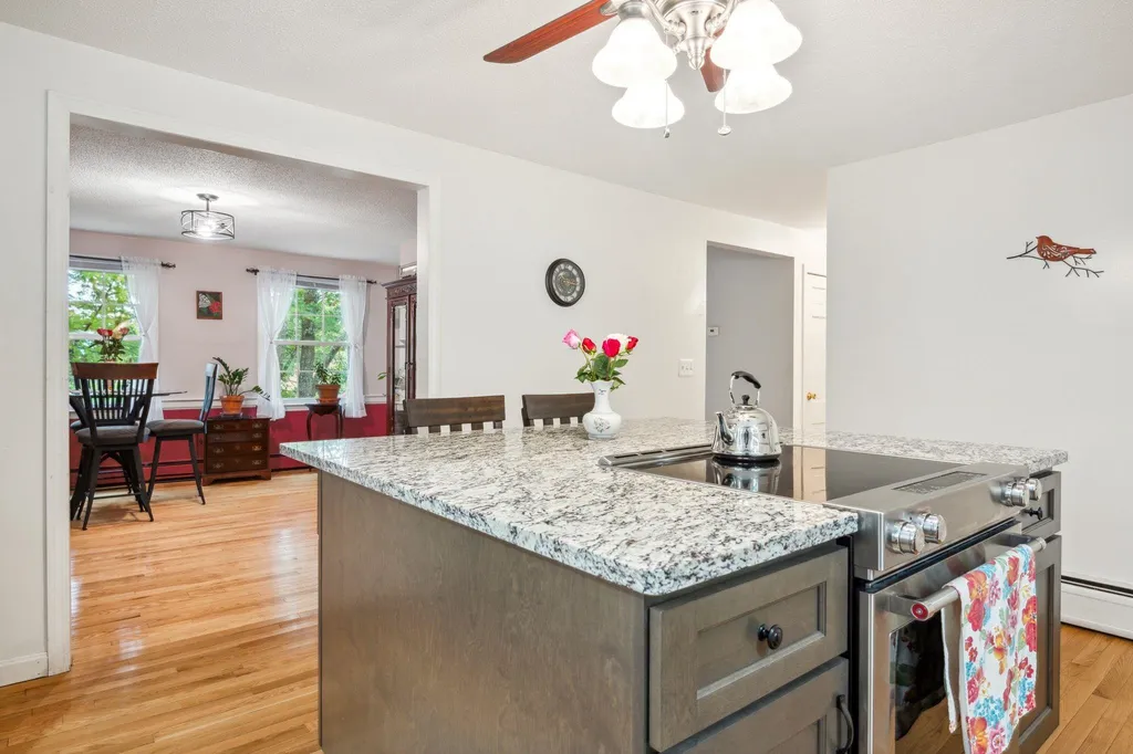 28 Pinnacle Street Hooksett NH 03106