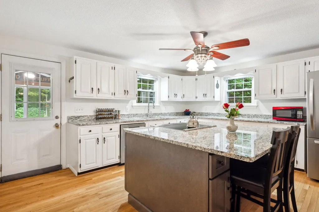 28 Pinnacle Street Hooksett NH 03106