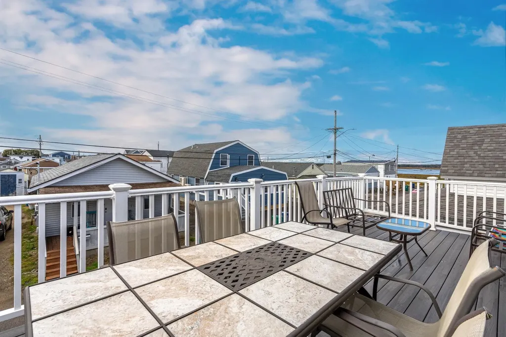 18 Perkins Avenue Hampton NH 03842