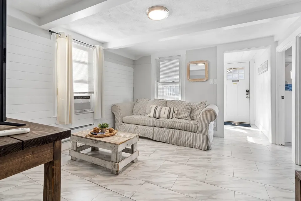 18 Perkins Avenue Hampton NH 03842