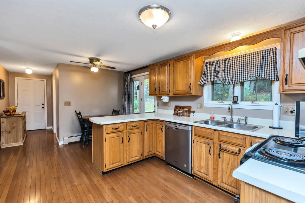 8 Lexington Avenue Londonderry NH 03053