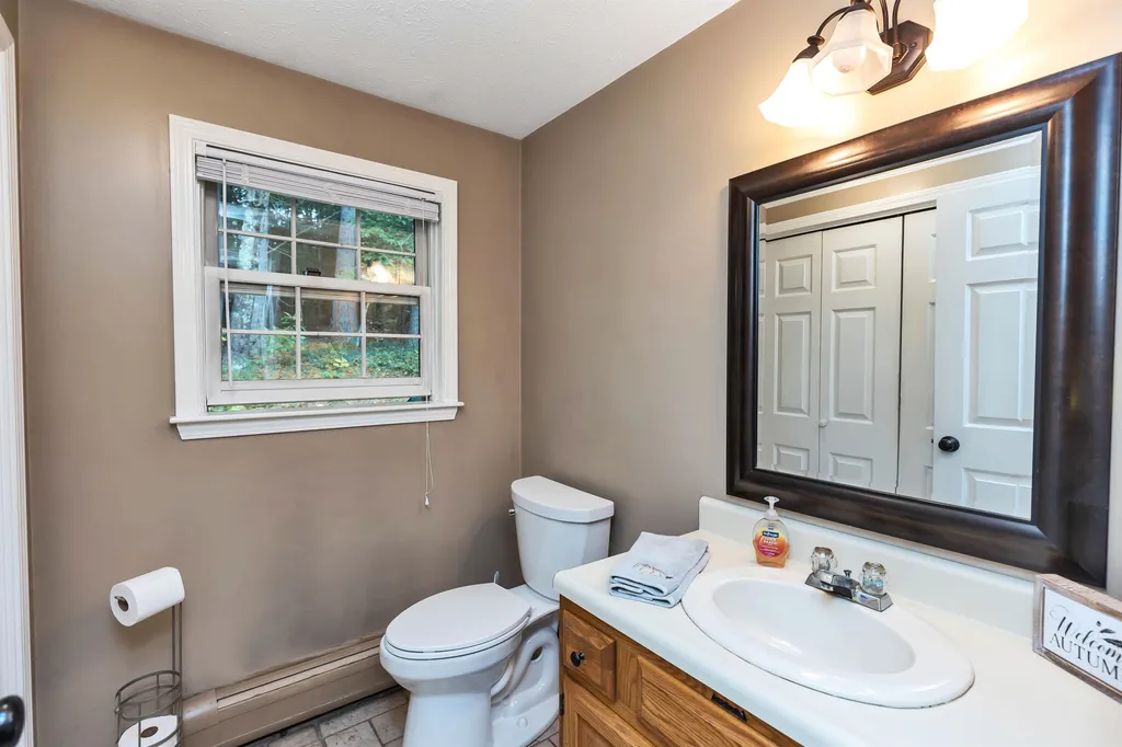 8 Lexington Avenue Londonderry NH 03053