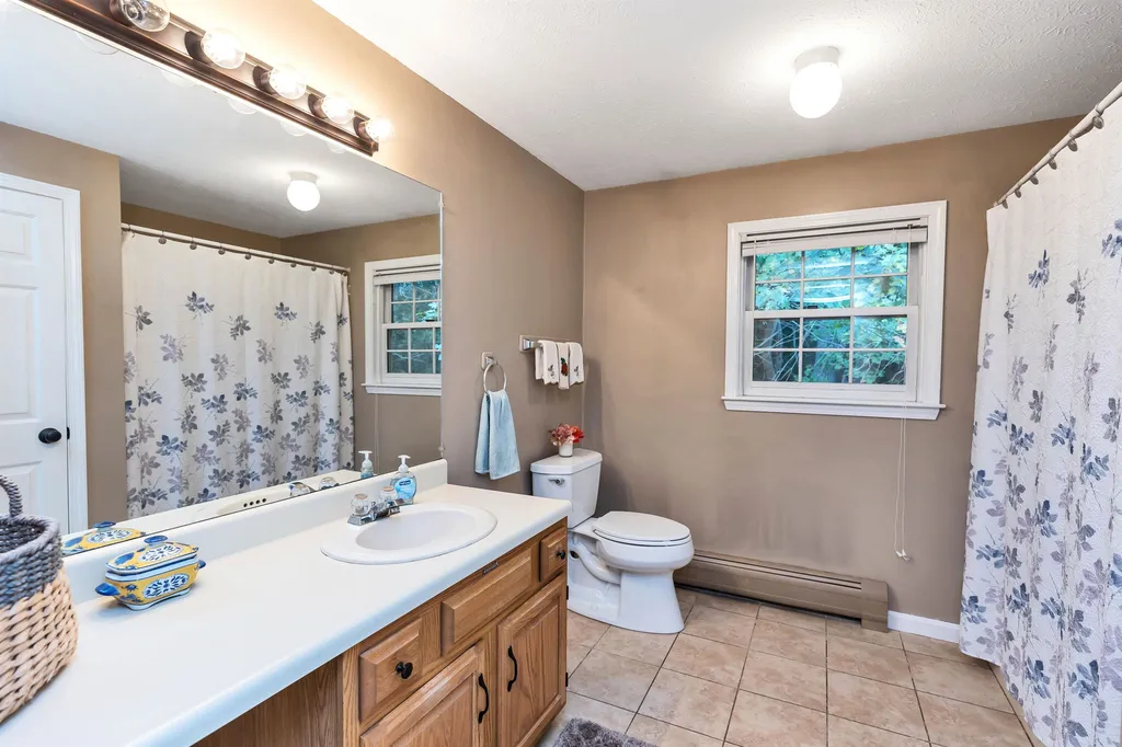 8 Lexington Avenue Londonderry NH 03053