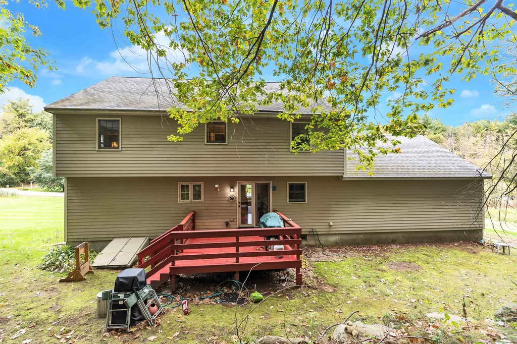 8 Lexington Avenue Londonderry NH 03053