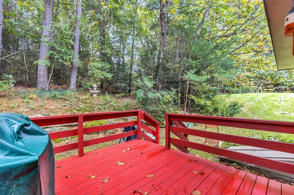 8 Lexington Avenue Londonderry NH 03053