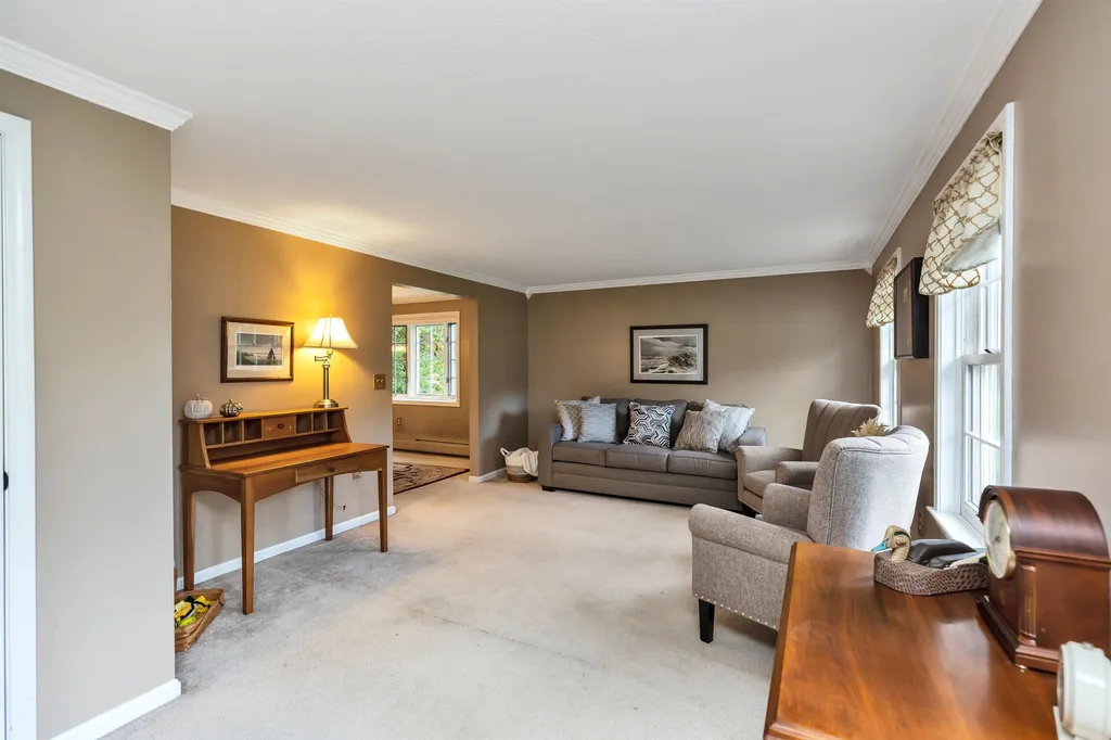8 Lexington Avenue Londonderry NH 03053