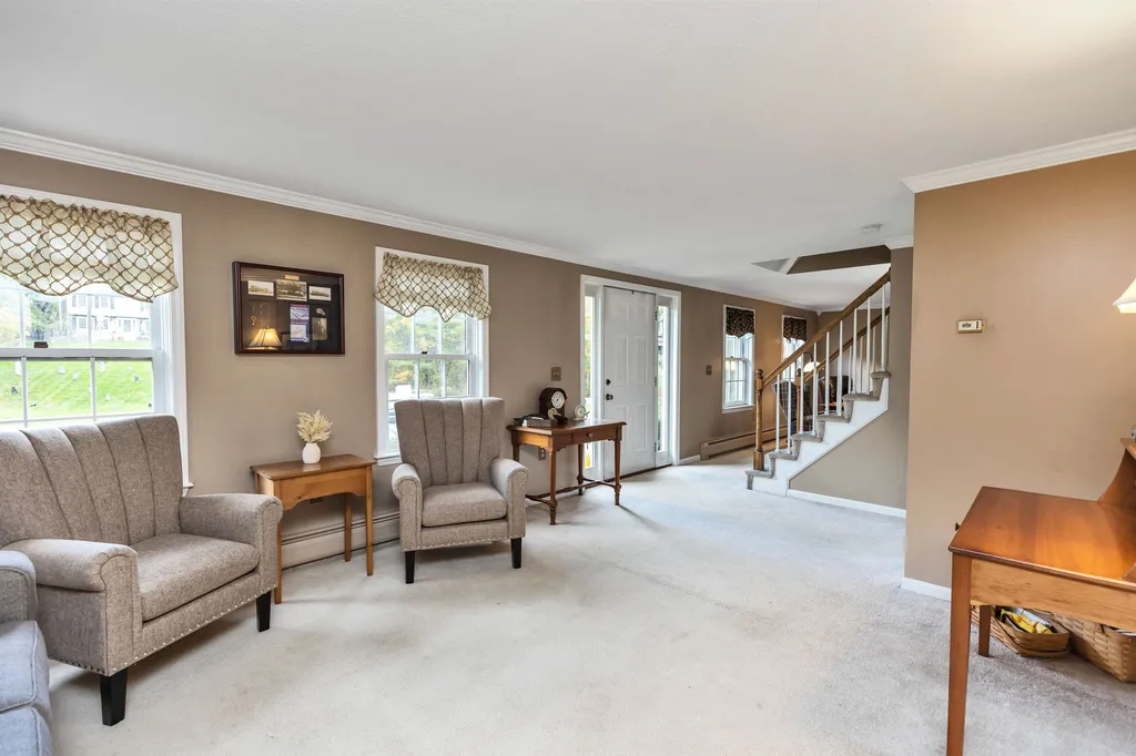 8 Lexington Avenue Londonderry NH 03053