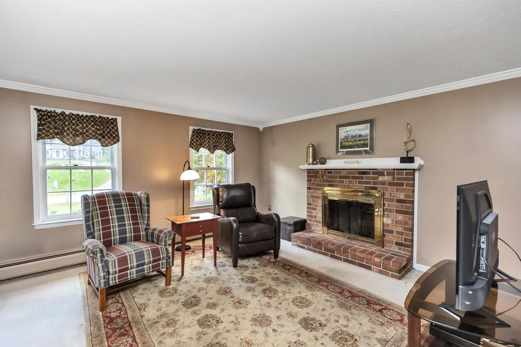8 Lexington Avenue Londonderry NH 03053
