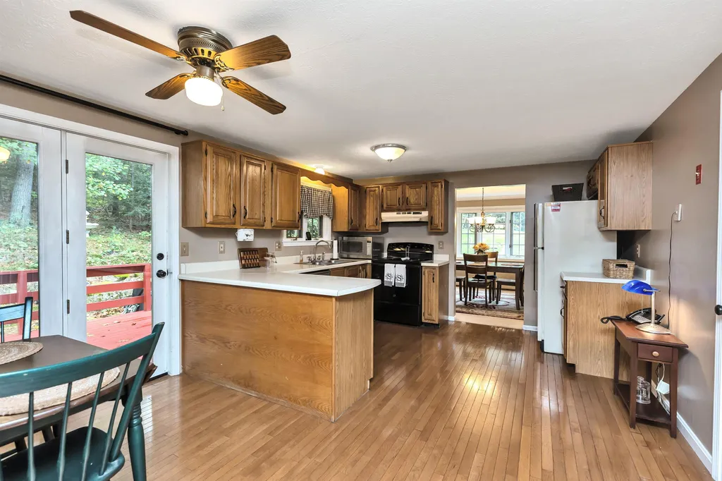 8 Lexington Avenue Londonderry NH 03053