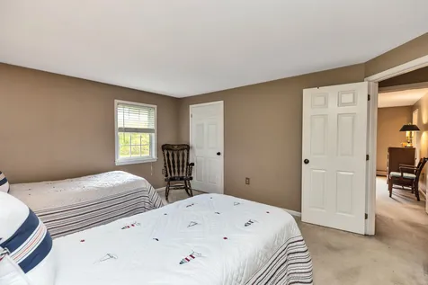 8 Lexington Avenue Londonderry NH 03053