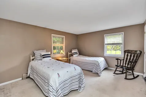 8 Lexington Avenue Londonderry NH 03053