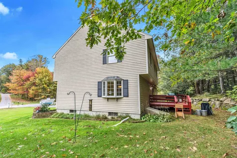 8 Lexington Avenue Londonderry NH 03053