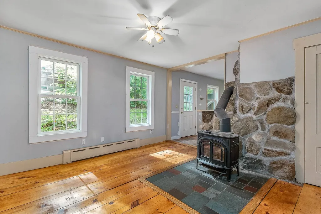11 Gale Village Road Newton NH 03858