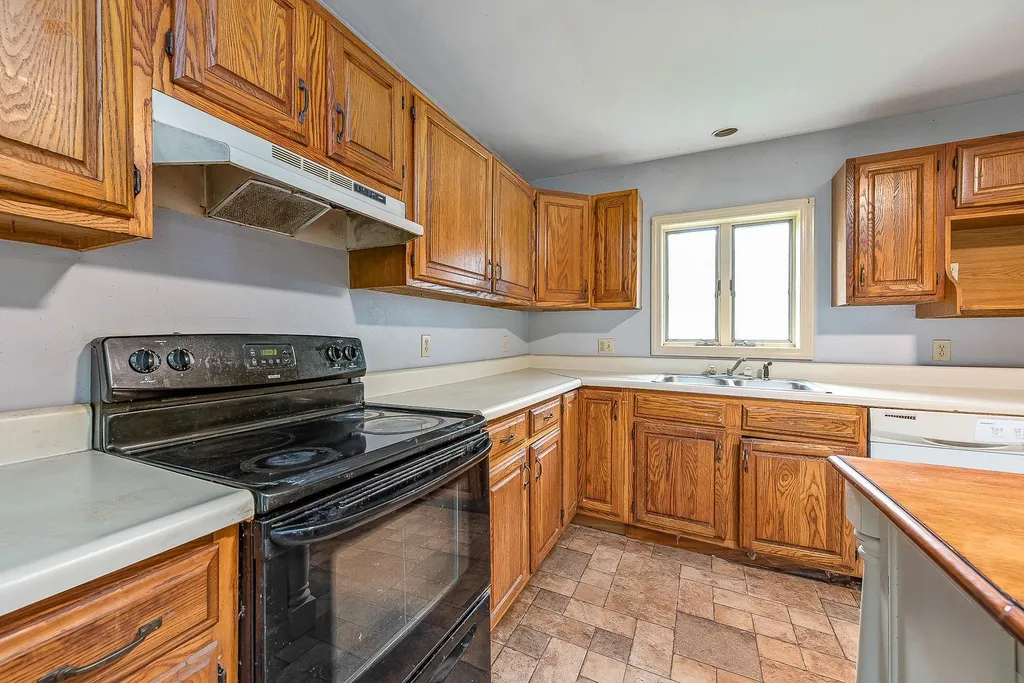 11 Gale Village Road Newton NH 03858