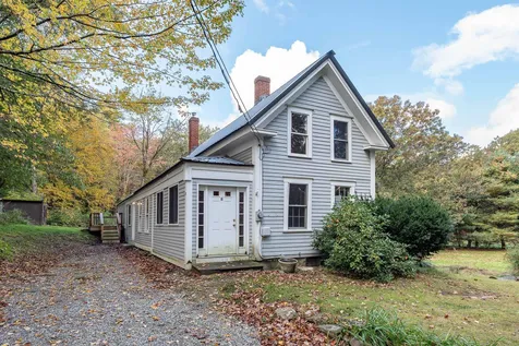 11 Gale Village Road Newton NH 03858