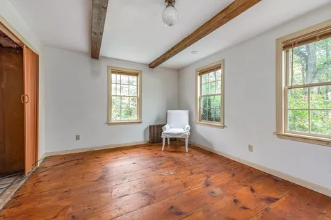 11 Gale Village Road Newton NH 03858