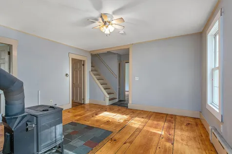 11 Gale Village Road Newton NH 03858