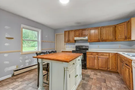 11 Gale Village Road Newton NH 03858