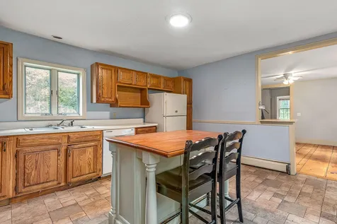 11 Gale Village Road Newton NH 03858