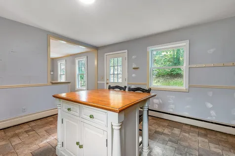 11 Gale Village Road Newton NH 03858