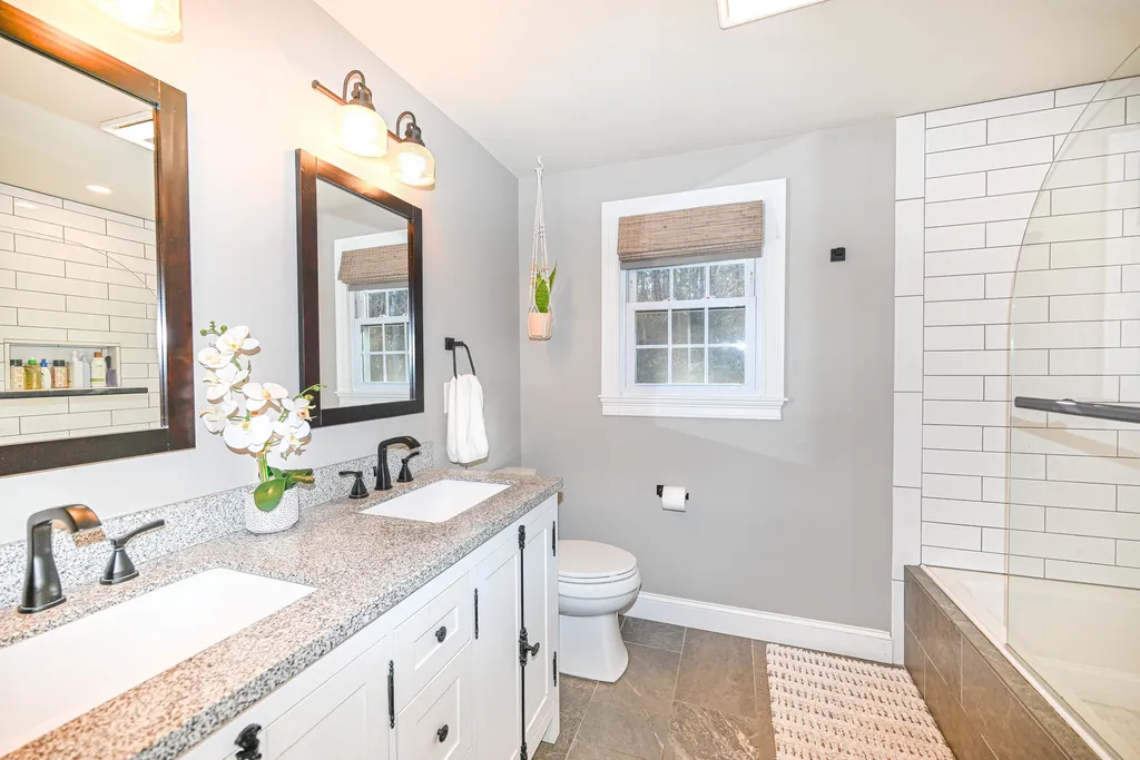 25 Green Meadow Lane Bedford NH 03110