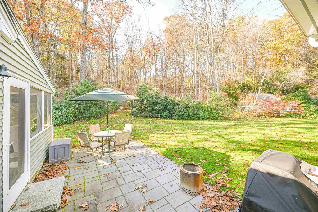 25 Green Meadow Lane Bedford NH 03110