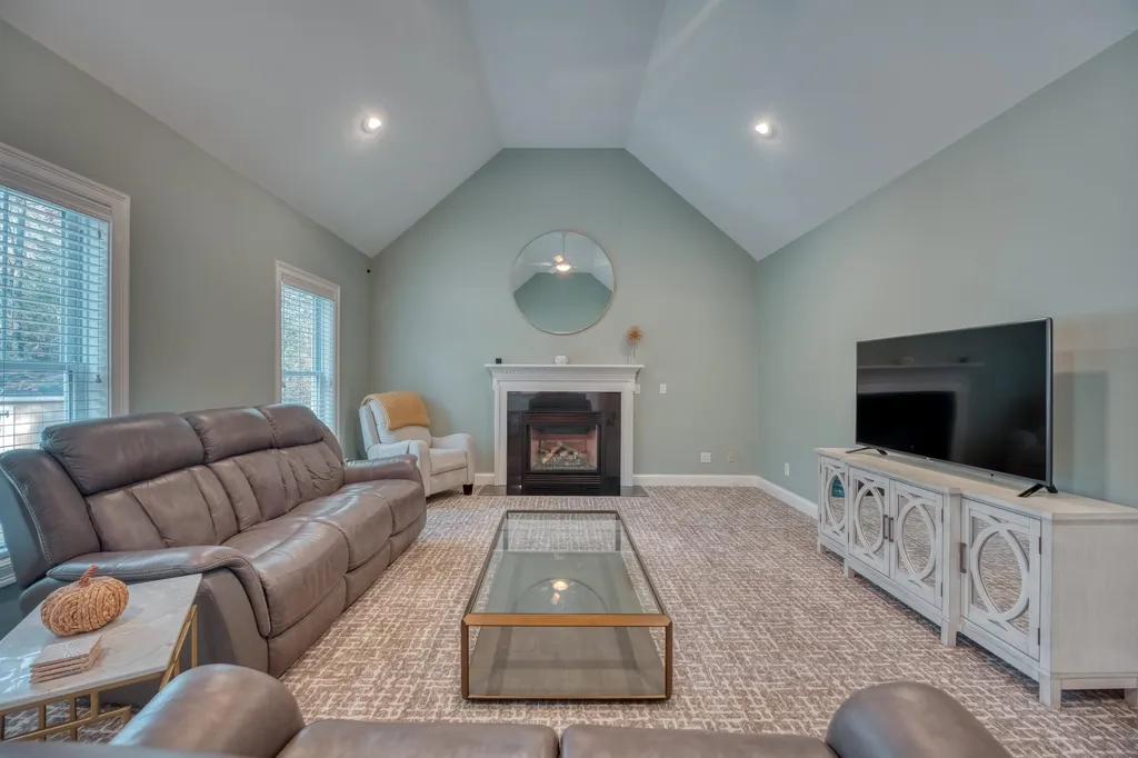9 Carriage Hill Lane Dover NH 03820